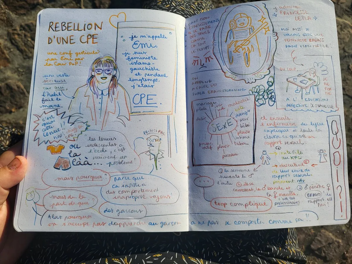 Un carnet ouvert, couvert de notes et de dessins colorés pris pendant la conférence