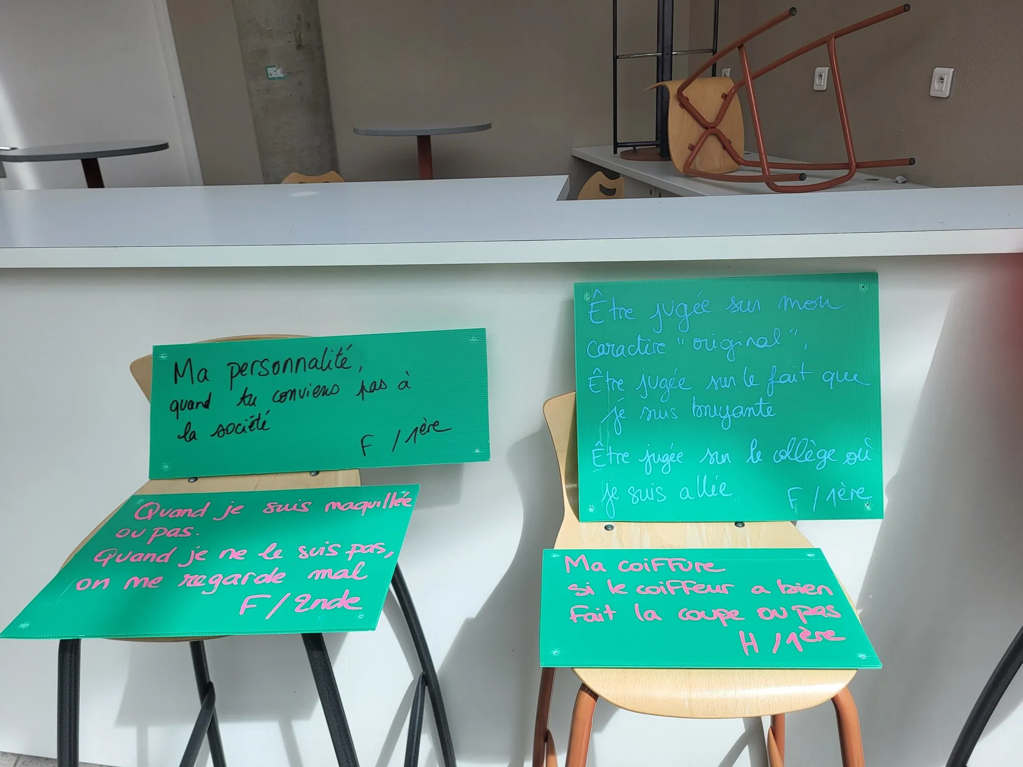 Panneaux couverts de paroles d’élèves recueillies pendant la semaine