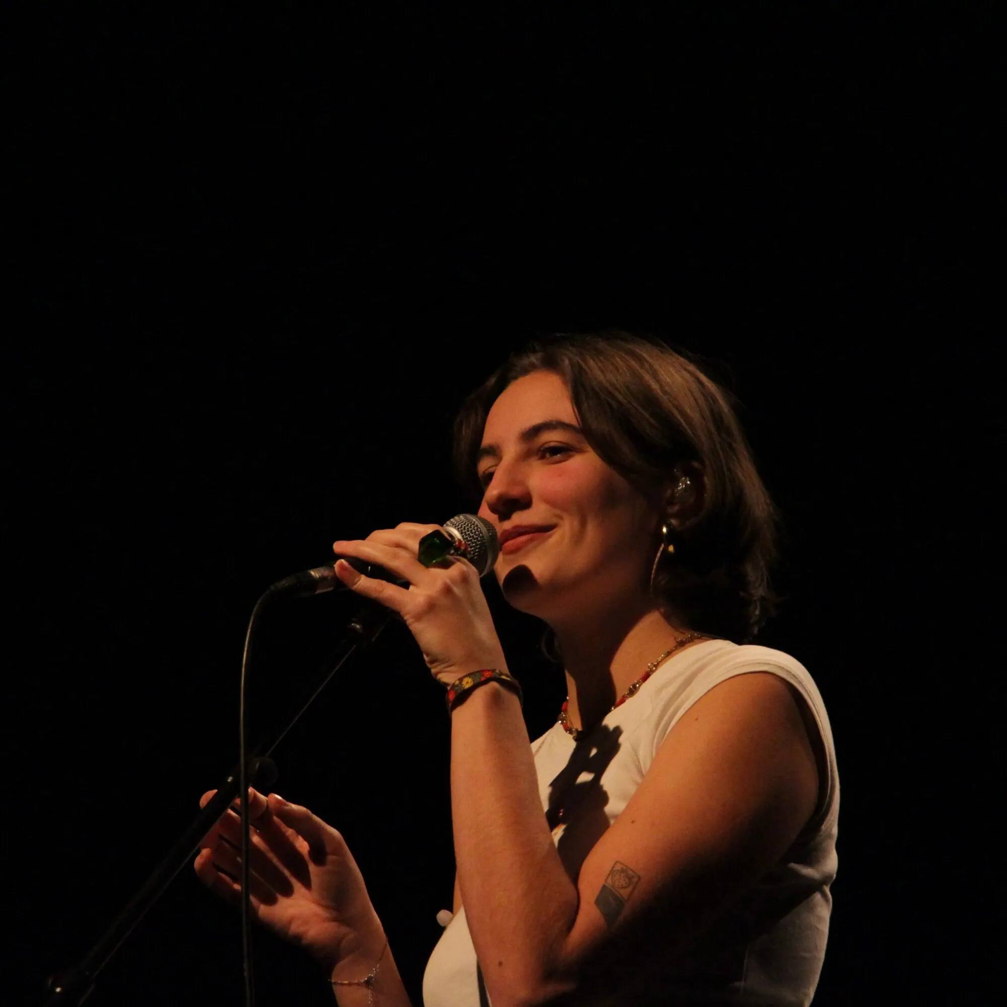 Une chanteuse au micro pendant un concert organisé avec la Foudre