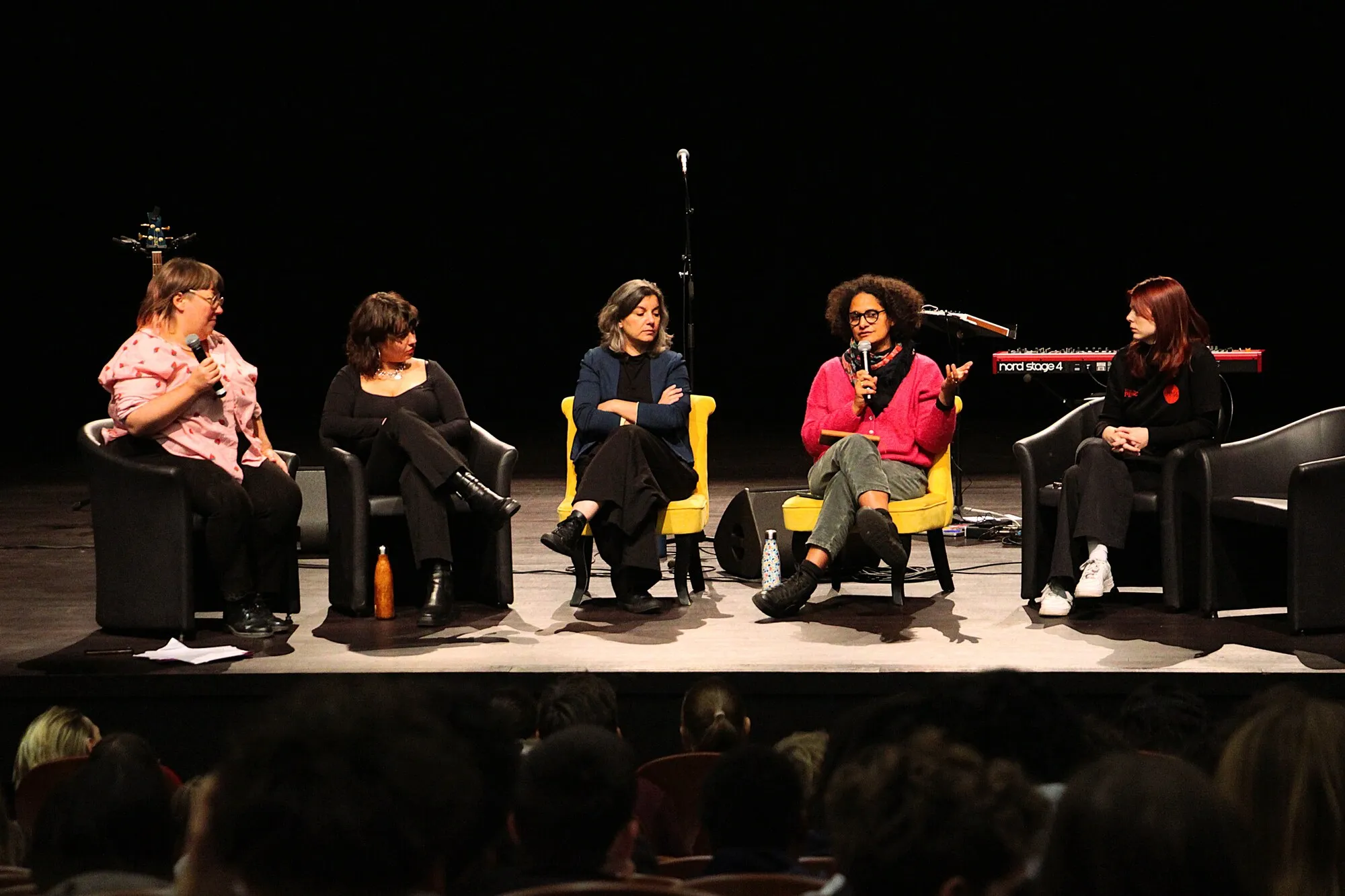 Table ronde sur scène pendant la Quinzaine de l’égalité