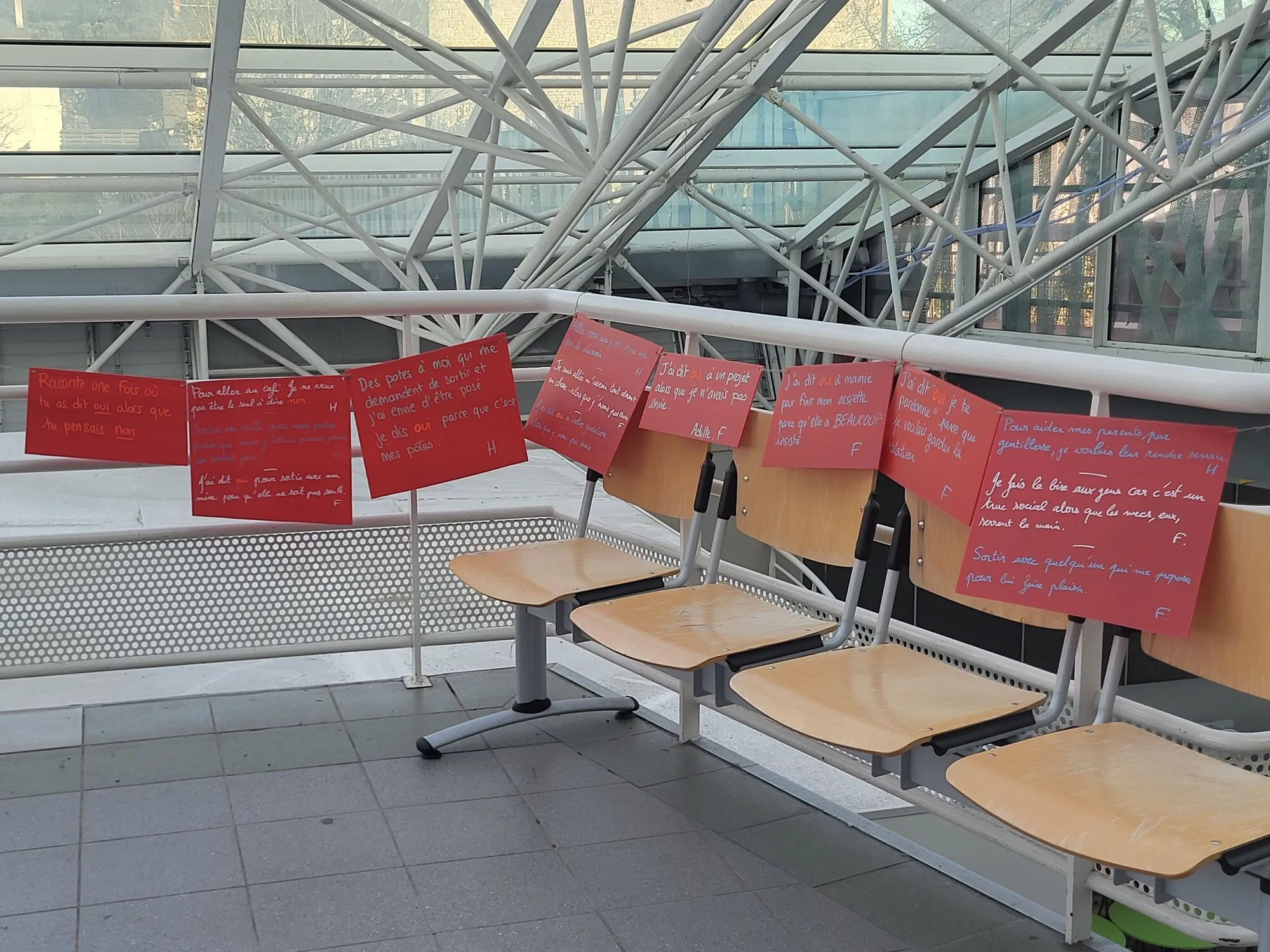 Pancartes de paroles d’élèves suspendues dans un hall de lycée